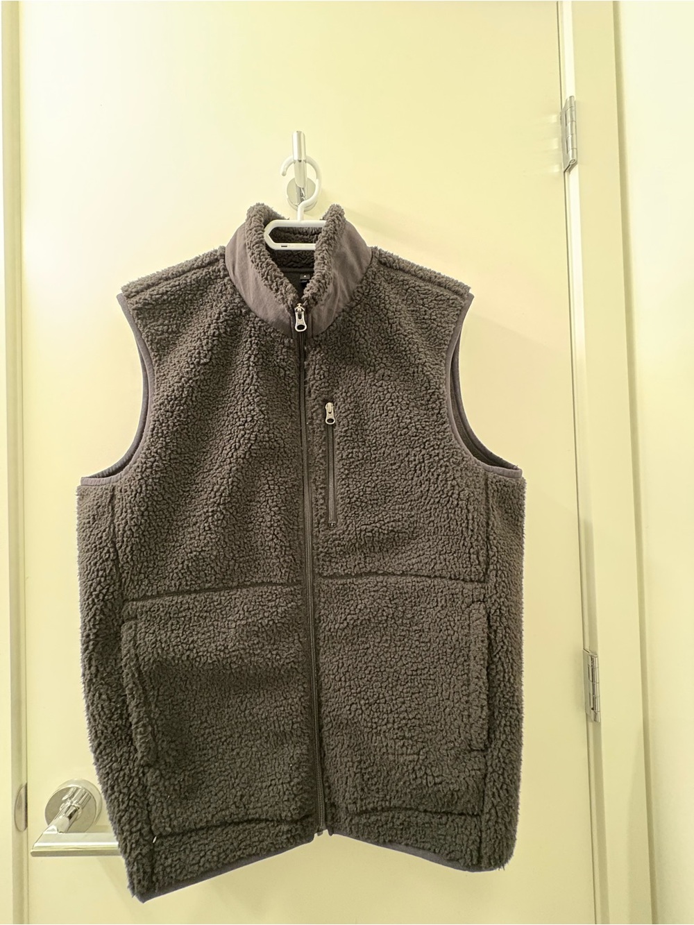 Uniqlo Men's Charcoal Gray Sherpa Fleece Vest